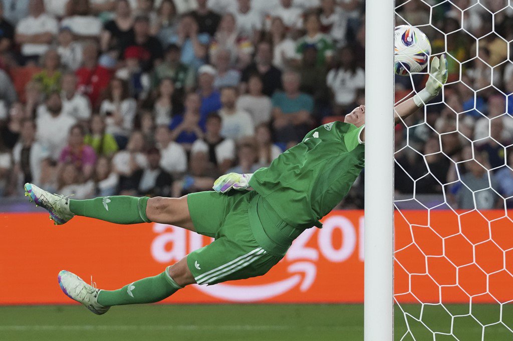 Pha bay người cứu thua trong hiệp phụ của Berger, thủ môn tuyển Đức