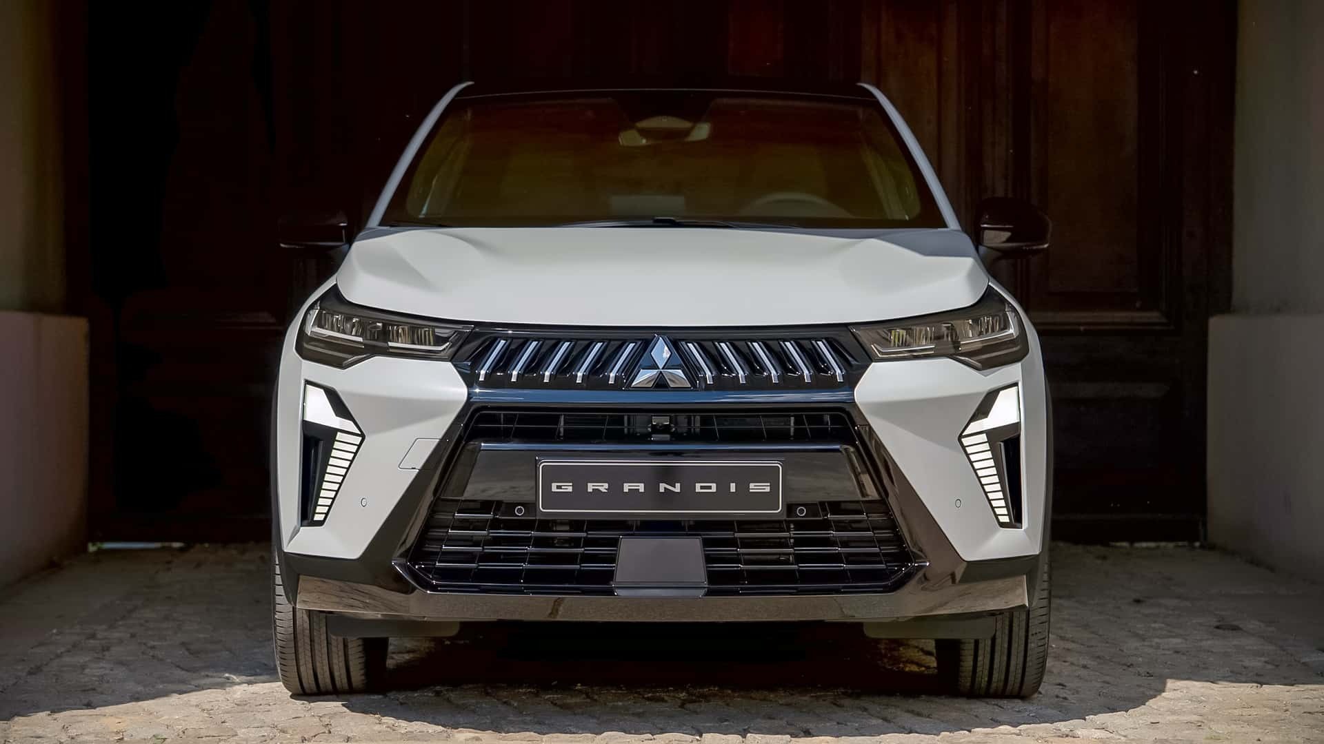 Mitsubishi hé lộ hình ảnh đầu tiên về mẫu xe Grandis mới - 1