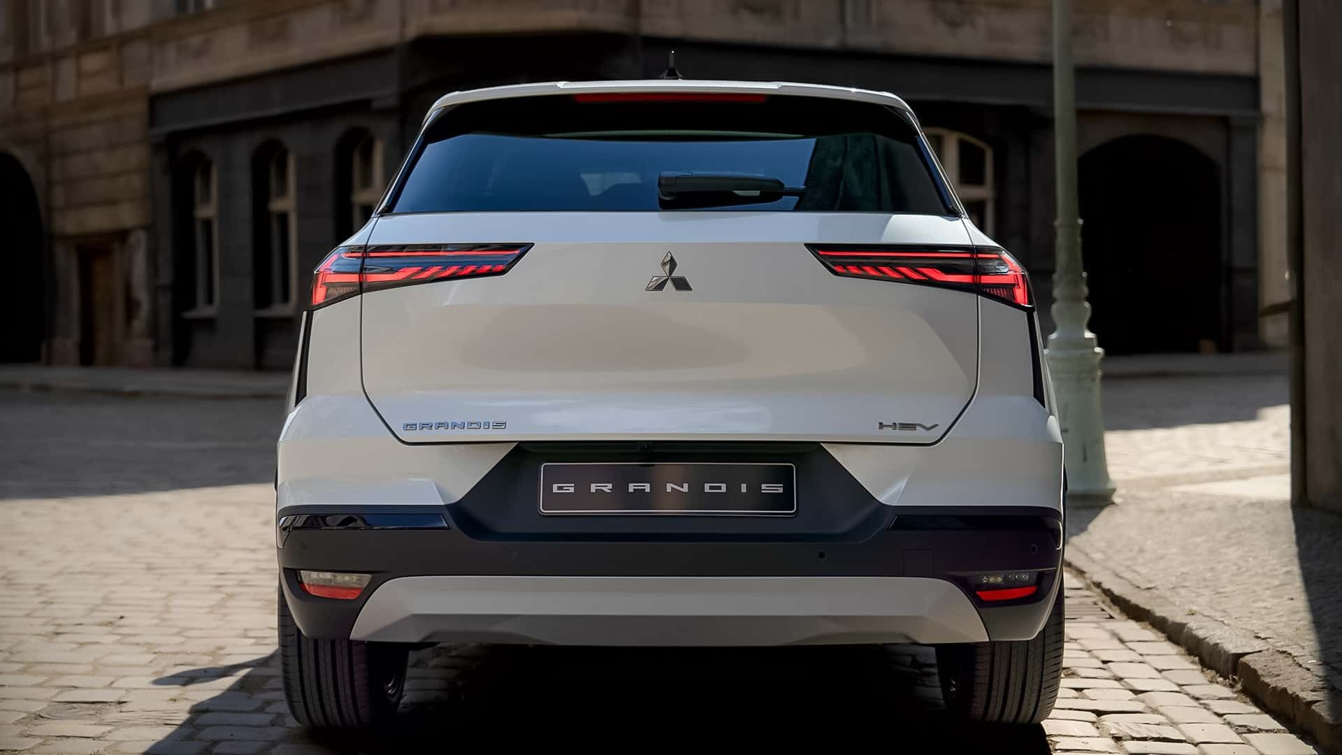 Mitsubishi hé lộ hình ảnh đầu tiên về mẫu xe Grandis mới - 2