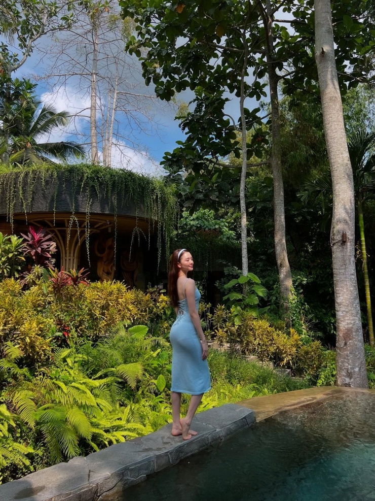 Nữ ca sĩ chọn trang phục bikini gợi cảm, phối cùng váy lưới mỏng tang, khéo léo tôn lên thân hình săn chắc, vòng eo thon và đôi chân dài miên man. Ảnh: FB Thiều Bảo Trang