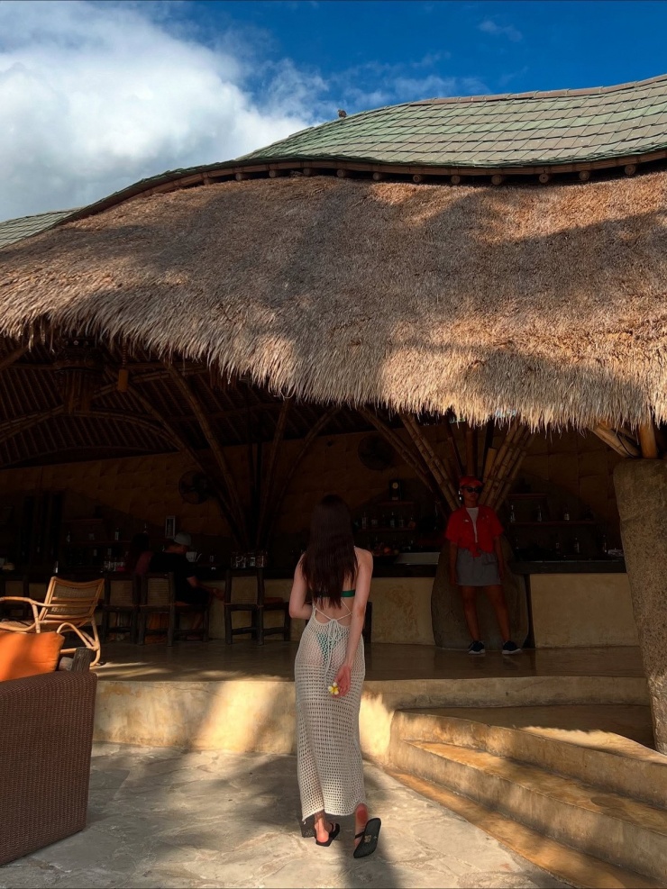 Diện mạo rạng rỡ, làn da trắng sáng cùng phong cách tạo dáng tự tin của Thiều Bảo Trang nhận được “cơn mưa” lời khen từ cộng đồng mạng. Ảnh: FB Thiều Bảo Trang