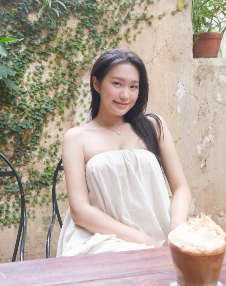 Ngay lập tức, bài đăng của Doãn Hải My đã nhận về "cơn mưa" lời khen từ cộng đồng mạng. Hầu hết các bình luận đều bày tỏ sự ngưỡng mộ trước nhan sắc "gái một con trông mòn con mắt" của bà xã Đoàn Văn Hậu.