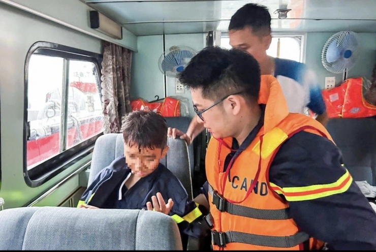 Cháu M. thời điểm may mắn được lực lượng chức năng tìm thấy. Ảnh Công an Quảng Ninh.