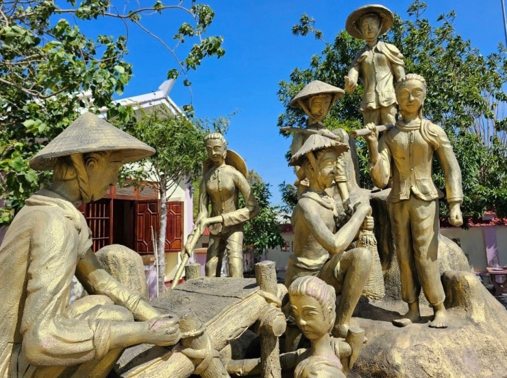 Bức phù điêu nổi bằng đồng khắc hoạ hình ảnh Bà Rịa cùng người dân khai khẩn. Ảnh: Bảo tàng Bà Rịa Vũng Tàu.