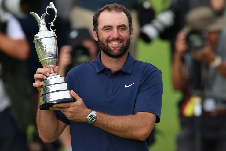Scheffler nâng chiếc cúp Claret Jug danh giá. Ảnh: The Open