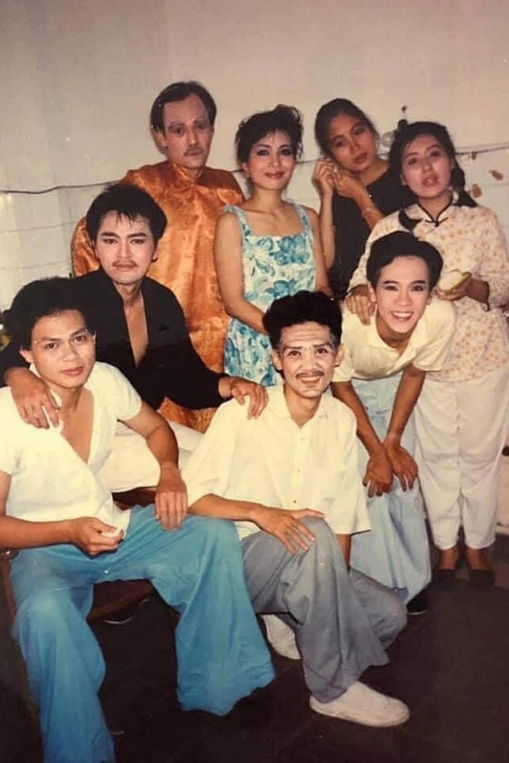 Hàng đầu, từ phải qua: Thành Lộc - vai Chu Xung, Hữu Châu - vai Lỗ Quý trong hậu trường vở Lôi vũ (đạo diễn Hoa Hạ), tác phẩm từng "làm mưa làm gió" trên sân khấu 5B đầu những năm 1990. Dù mới ngoài đôi mươi, họ thể hiện tròn trịa nhân vật, đưa Lôi vũ trở thành tác phẩm kinh điển của kịch Sài Gòn.