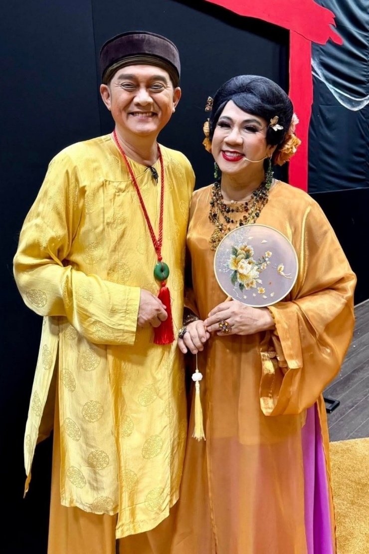 Năm 2023, Thành Lộc, Hữu Châu rời Idecaf, chuyển sang sân khấu mới Thiên Đăng, tiếp tục gắn bó qua nhiều vai diễn. Một lần diễn vở 13 đức thầy, Thành Lộc suýt trượt ngã. Hữu Châu khiến nhiều khán giả xúc động khi lo lắng cho bạn diễn, nói một câu thoại nằm ngoài kịch bản: "Còn có hai thân già nương tựa nhau thôi đó".