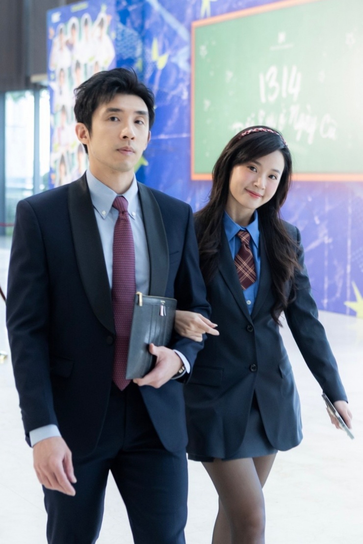 Midu và chồng được khen tương xứng về ngoại hình, trẻ trung so với độ tuổi. Mỗi dịp cùng dự sự kiện, cả hai thường chọn trang phục, tông màu đồng điệu.