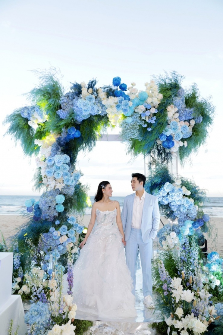 Cuối tháng 6, vợ chồng diễn viên kỷ niệm tròn một năm cưới ở bãi biển Hồ Tràm, TP HCM (Bà Rịa - Vũng Tàu cũ). Midu nói sau kết hôn, cô trưởng thành hơn, suy nghĩ sâu sắc về mọi thứ. "Tôi hạnh phúc vì mỗi sáng thức dậy luôn có người yêu thương bên cạnh, không còn thấy cô đơn như trước", cô cho biết.