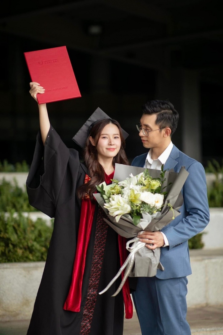 Minh Đạt mừng vợ tốt nghiệp thạc sĩ loại giỏi ngành Mỹ thuật ứng dụng ở một đại học tại TP HCM, tháng 8/2024. Cô được chồng ủng hộ theo đuổi việc học để hoàn thiện bản thân, dù gặp nhiều khó khăn vì phải sắp xếp lịch học và đi diễn suốt hai năm.