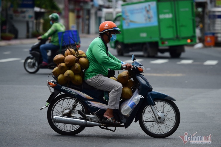 Trước mắt, TP. HCM nên ưu tiên chuyển đổi với nhóm tài xế chạy toàn thời gian và xe đã sử dụng trên 10 – 12 năm, những đối tượng có tần suất di chuyển cao và gây phát thải lớn. Ảnh: Thanh Tùng