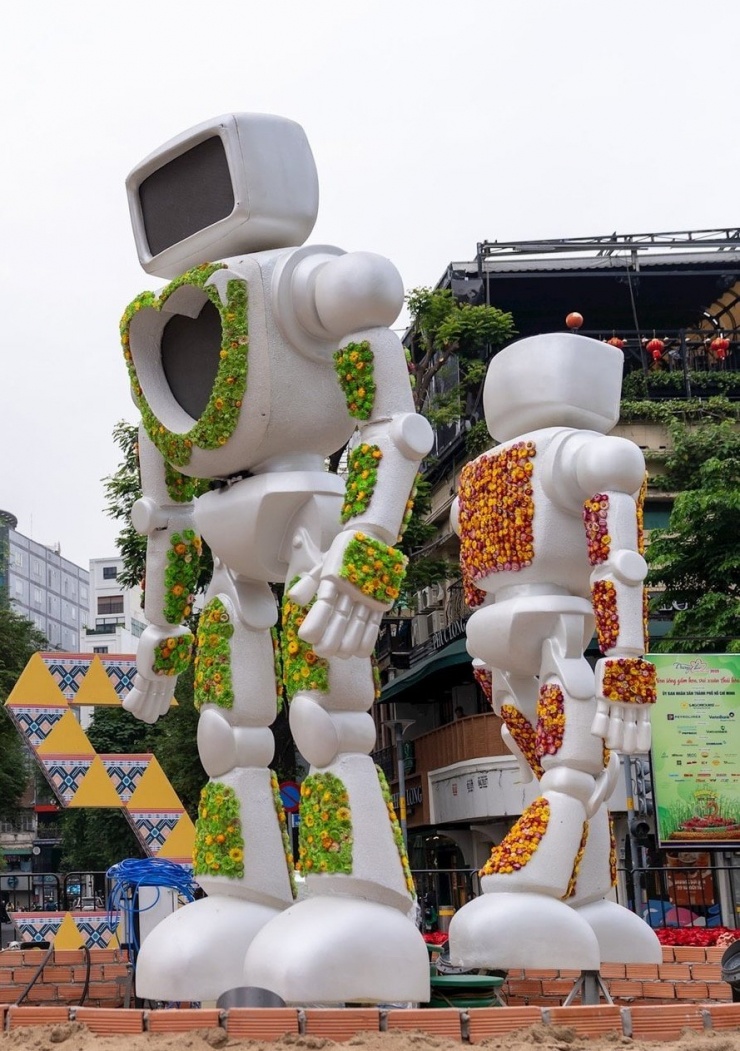 Robot Hoa tại Phố đi bộ Nguyễn Huệ