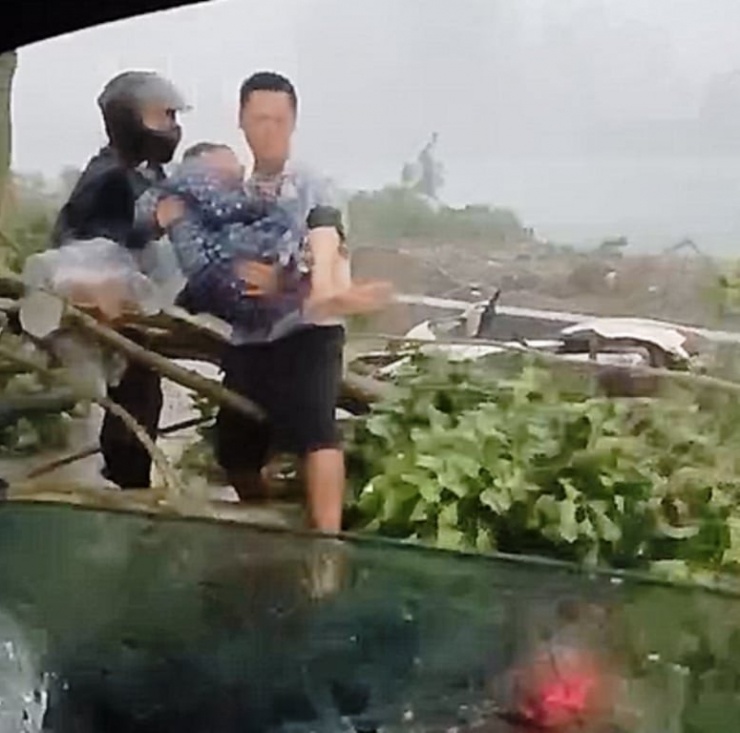 Anh Hiệp cùng người đi đường hỗ trợ nạn nhân gặp nạn  (Ảnh: Cắt từ clip)