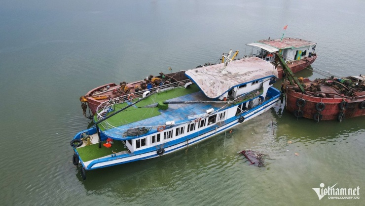 Tàu Vịnh xanh 58 bị lật được lai dắt về bờ. Ảnh: Thạch Thảo