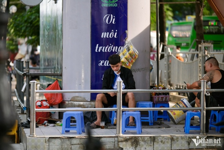 Nơi người bán trà đá đuổi cô gái chờ xe buýt: Lộn xộn, nhếch nhác trở lại - 6