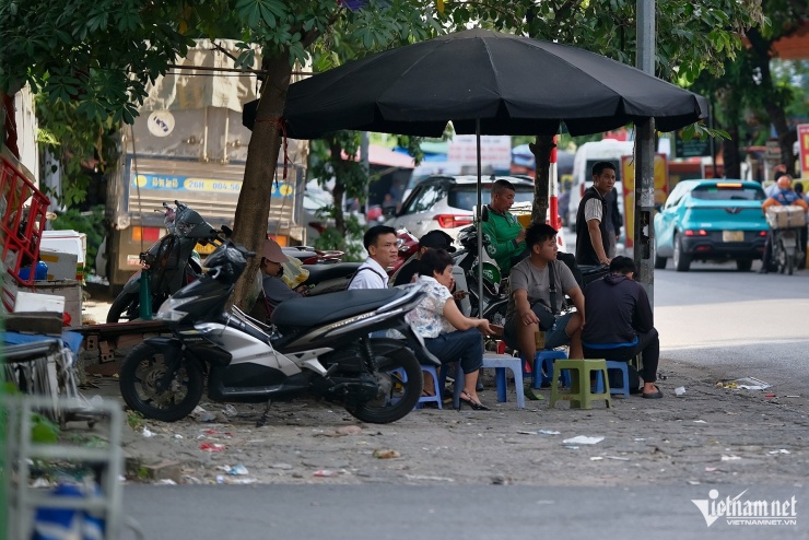 Nơi người bán trà đá đuổi cô gái chờ xe buýt: Lộn xộn, nhếch nhác trở lại - 9