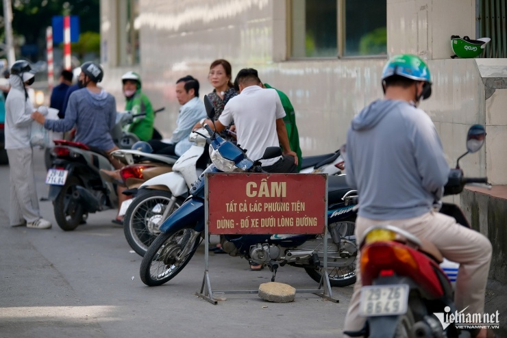 Nơi người bán trà đá đuổi cô gái chờ xe buýt: Lộn xộn, nhếch nhác trở lại - 13