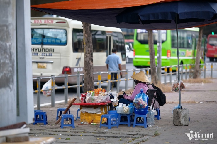 Nơi người bán trà đá đuổi cô gái chờ xe buýt: Lộn xộn, nhếch nhác trở lại - 20