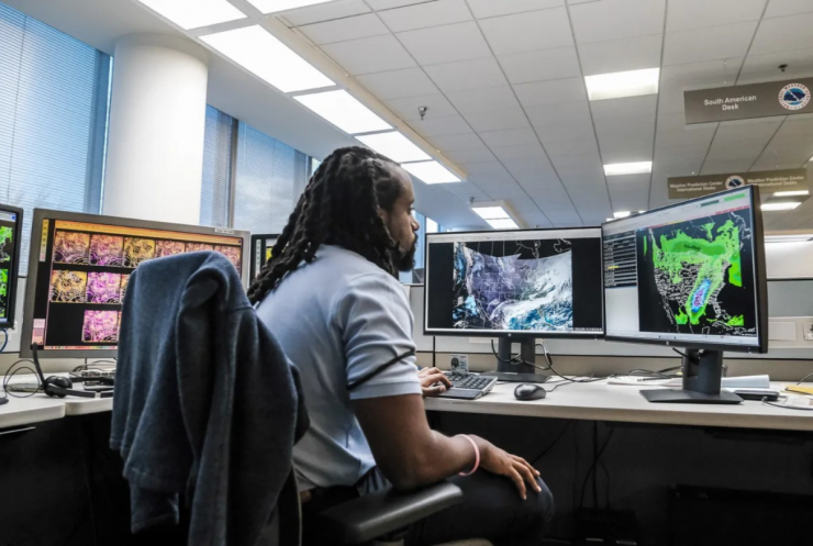 Một nhà khí tượng học theo dõi hoạt động thời tiết tại một khu phức hợp NOAA ở Maryland, Mỹ. Ảnh: Bloomberg