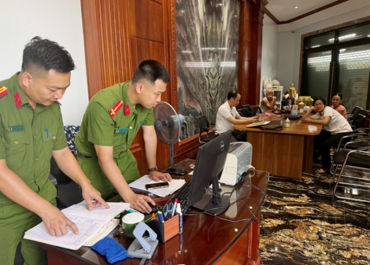 Công an Thanh Hóa thực hiện khám xét tại Công ty bất động sản Đạt - Ý do Ý “ẻng” cầm đầu.