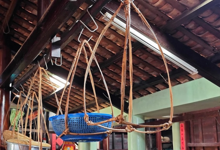 Trong Nhà Lớn vẫn lưu giữ dấu ấn thời khẩn hoang qua các dụng cụ làm nông thời đó
