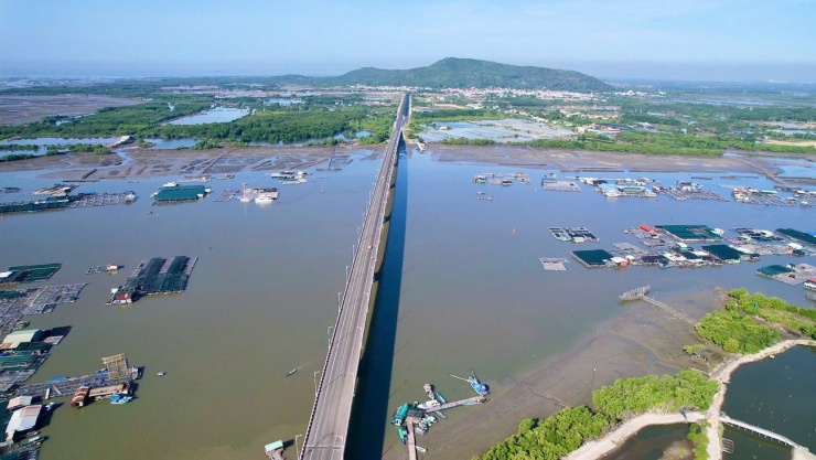 Cầu Chà Và, một trong 3 cây cầu nối Long Sơn với đất liền