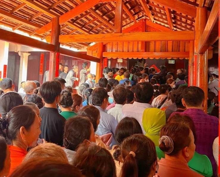 Người dân và du khách nô nức tới cúng lễ hàng năm