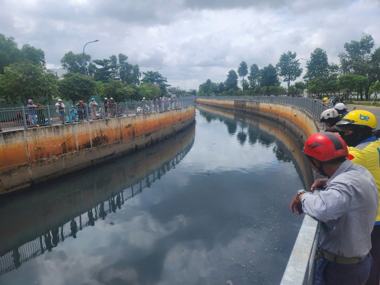 Người dân TPHCM đổ ra khu vực đoạn kênh Nước Đen, phường Bình Hưng Hoà để xem lực lượng chức năng truy tìm cá thể cá sấu. Ảnh: TK.