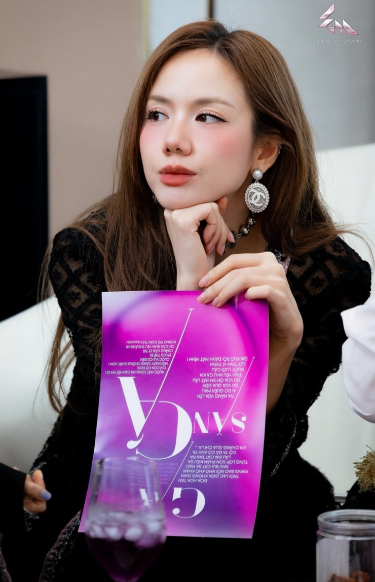 &nbsp; Ca sĩ tạo tiếng cười qua màn giao lưu cùng Trấn Thành và các "em xinh".