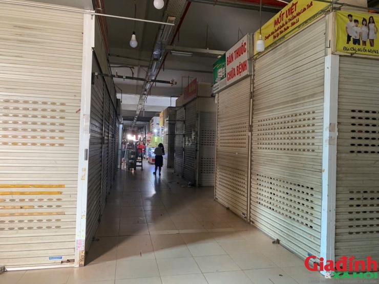 Nhiều dãy sạp trong chợ tối đèn, biển cho thuê sạp xuất hiện ngày càng nhiều.