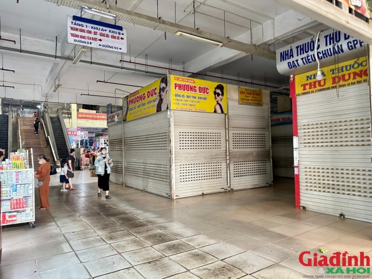 Tại chợ Ga, phường Thành Vinh, nơi từng sầm uất với các quầy hàng thời trang lớn, khung cảnh hiện nay khá ảm đạm. Nhiều dãy sạp đóng cửa im lìm, không khí buôn bán trầm lắng, người bán nhiều hơn khách mua.
