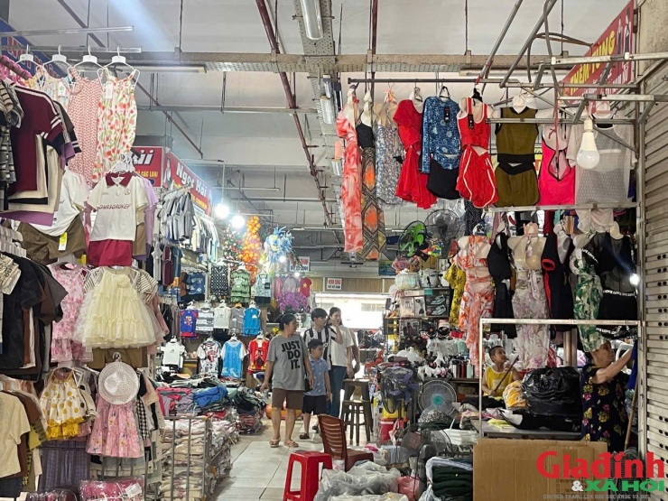 Hiện trong khu vực chính của chợ truyền thống các quầy mở bán nhưng không nhiều khách tới mua.