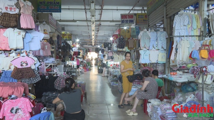 Chợ Vinh đìu hiu, người bán nhiều hơn người mua.