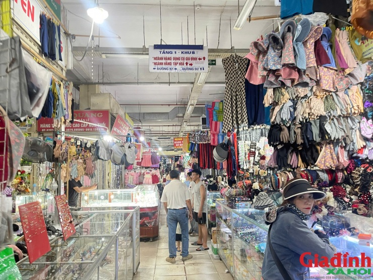Hàng hoá rất nhiều nhưng không có người mua.