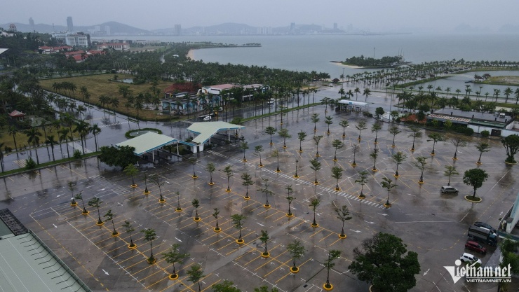 Hàng trăm tàu du lịch nằm &#39;xếp lớp&#39; sau lệnh cấm ở Hạ Long - 9