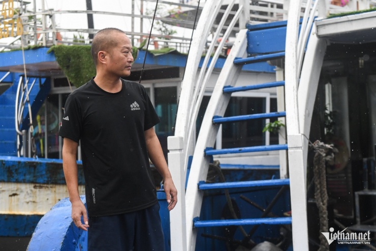 Hàng trăm tàu du lịch nằm &#39;xếp lớp&#39; sau lệnh cấm ở Hạ Long - 12