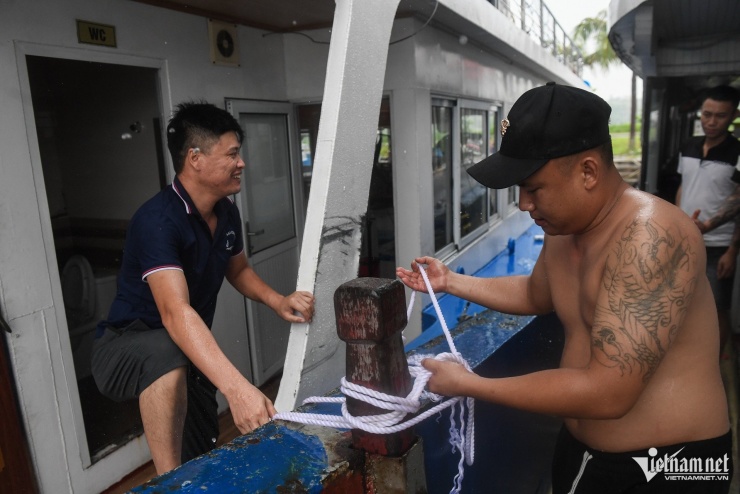 Thuyền trưởng Nguyễn Văn Thập sáng nay có mặt tại tàu trực tiếp sắp xếp cho thuyền viên gia cố phương tiện chở khách. "Sau khi có thông báo tình hình khẩn cấp bão số 3 đổ bộ, đặc biệt sau sự cố giông gió bất thường gây lật tàu, ngay từ chiều 19/7 tôi đã quyết định cho tàu dừng, bắt đầu thả neo lái tránh bão cho an toàn", ông Thập nói.