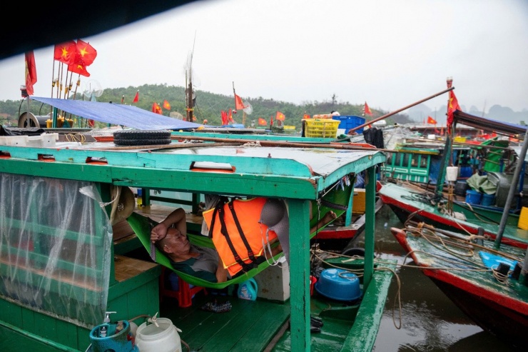 Chủ tịch UBND tỉnh Quảng Ninh yêu cầu các địa phương, đơn vị theo dõi chặt chẽ diễn biến của bão, mưa lũ, mưa lớn tuyệt đối không được chủ quan, lơ là; tiếp tục triển khai quyết liệt, nghiêm túc, có hiệu quả chỉ đạo của Thủ tướng Chính phủ và các Bộ, ngành và của tỉnh, tập trung vào các nội dung: Chủ động triển khai công tác ứng phó phù hợp với tình hình cụ thể tại địa phương, trong đó tập trung đảm bảo an toàn tuyệt đối cho các tàu thuyền, phương tiện trên biển.