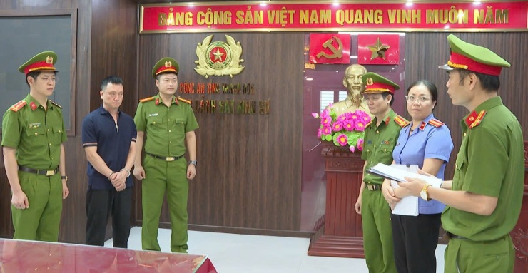 Cơ quan CSĐT Công an tỉnh Thanh Hóa thi hành lệnh bắt Nguyễn Văn Vi.