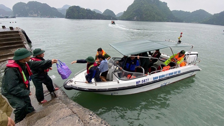 Ngay sau đó, lực lượng liên ngành quân đội, biên phòng, công an, ban quản lý vịnh đã đồng loạt rà soát các ô lồng nuôi thủy sản trên vịnh, hỗ trợ di dời người và tài sản lên bờ, vào nơi tránh bão an toàn. Ảnh: Xuân Thủy