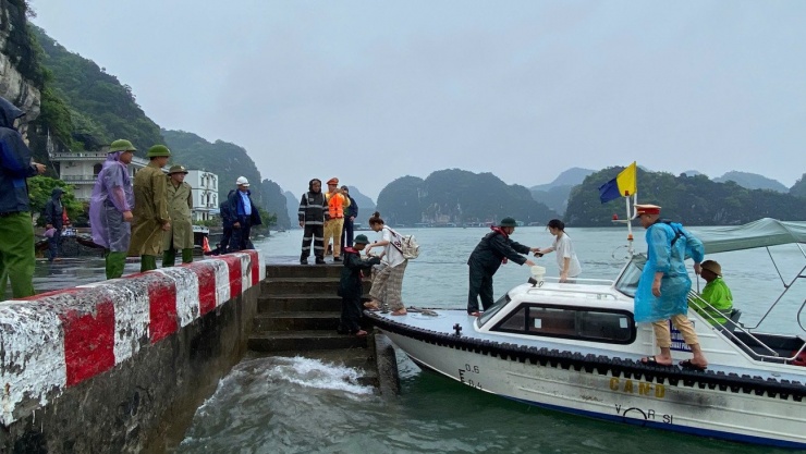 Trưa và chiều 21/7, UBND Đặc khu Cát Hải (Hải Phòng) tiếp tục triển khai công tác phòng, chống bão số 3 khẩn cấp, yêu cầu các tổ dân phố, các cơ quan, đơn vị tổ chức rà soát toàn diện, sơ tán người dân ra khỏi khu vực nguy hiểm. Đặc biệt, các hộ dân sinh sống trên các lồng bè nuôi trồng thủy sản, chòi canh ven biển, những nơi dễ bị ảnh hưởng trực tiếp khi bão đổ bộ. Ảnh: Xuân Thủy