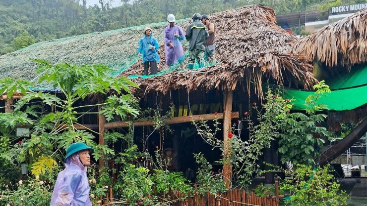 Các lãnh đạo thôn thuộc Đặc khu Cát Hải trực tiếp đến hỗ trợ người dân phòng chống bão số 3. Ảnh: Xuân Thủy
