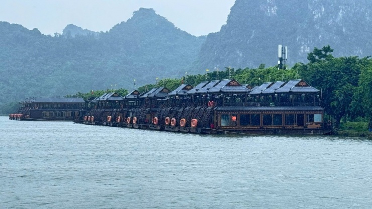 Nhiều du thuyền tại hồ Tam Chúc đã dừng đón khách. Ảnh: N.L