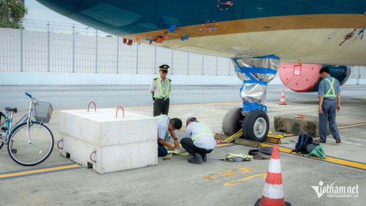 Chằng néo máy bay tại sân bay Nội Bài chiều 21/7. Ảnh: Phan Công&nbsp;