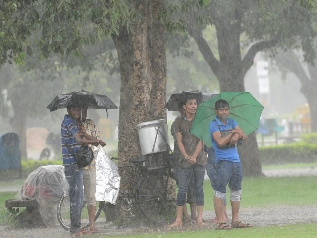 Những thói quen tưởng vô hại nhưng cực kỳ nguy hiểm trong mùa bão