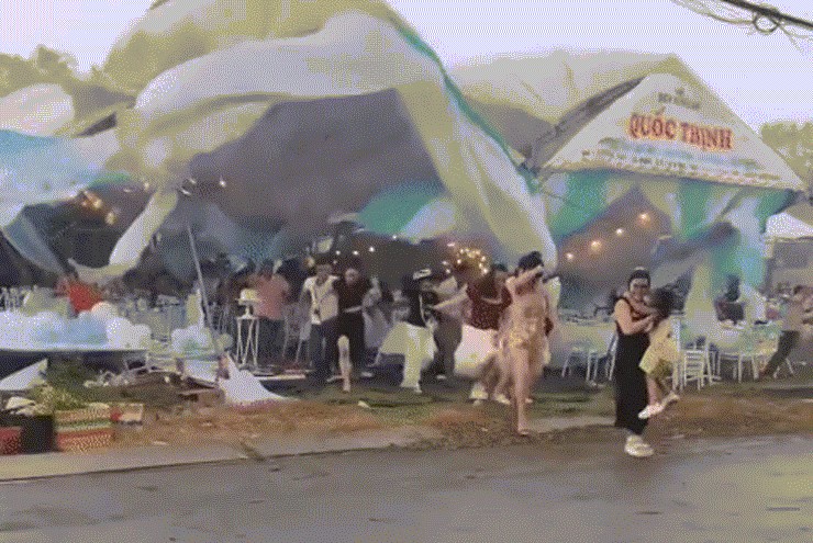 Đi ăn tiệc thôi nôi, khách bỏ chạy tán loạn vì sập rạp do dông lốc ở TPHCM