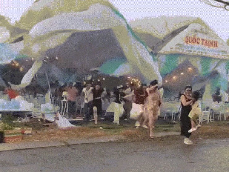 Đi ăn tiệc thôi nôi, khách bỏ chạy tán loạn vì sập rạp do dông lốc ở TPHCM