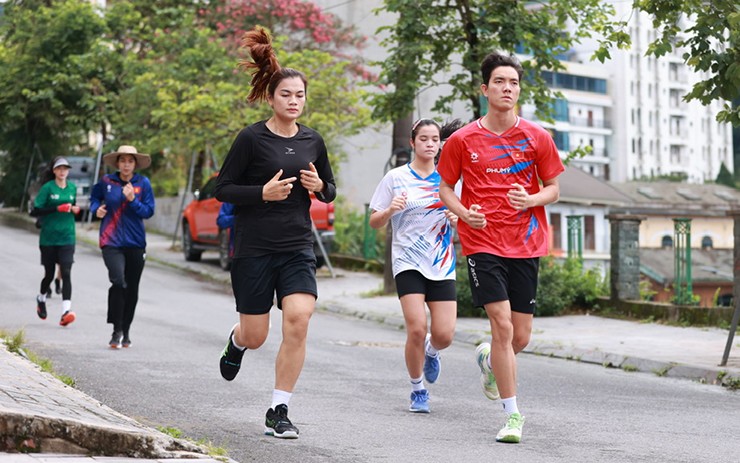 Cận cảnh Bích Tuyền đua thể lực với Thanh Thúy, chờ đấu giải bóng chuyền SEA V-League 2025 - 10