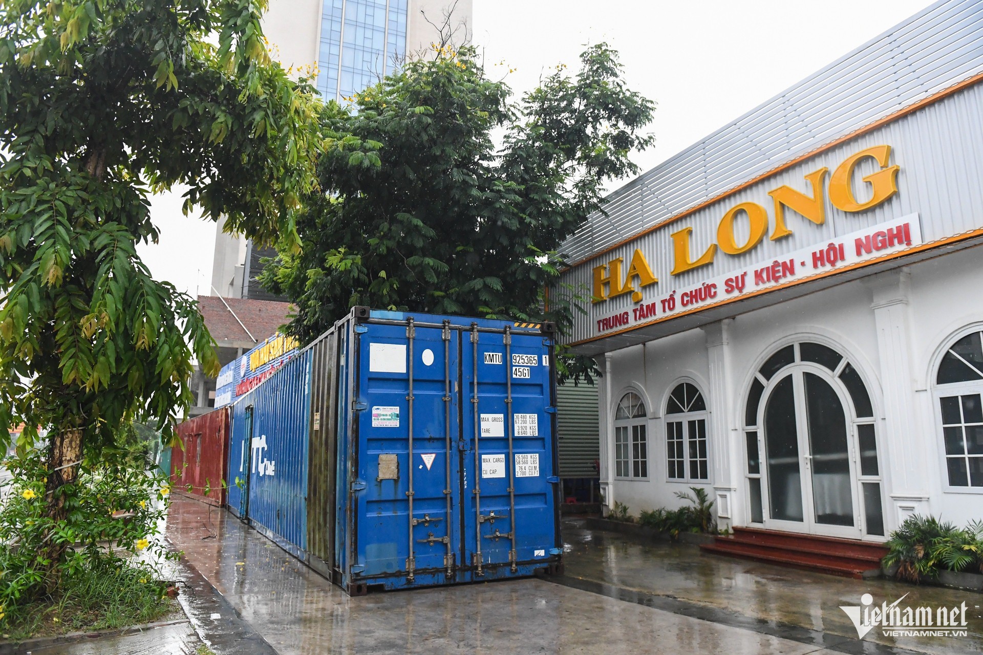 Ông chủ nhà hàng chi 54 triệu đồng/ngày thuê container chắn cửa, chống bão số 3 Wipha - 8