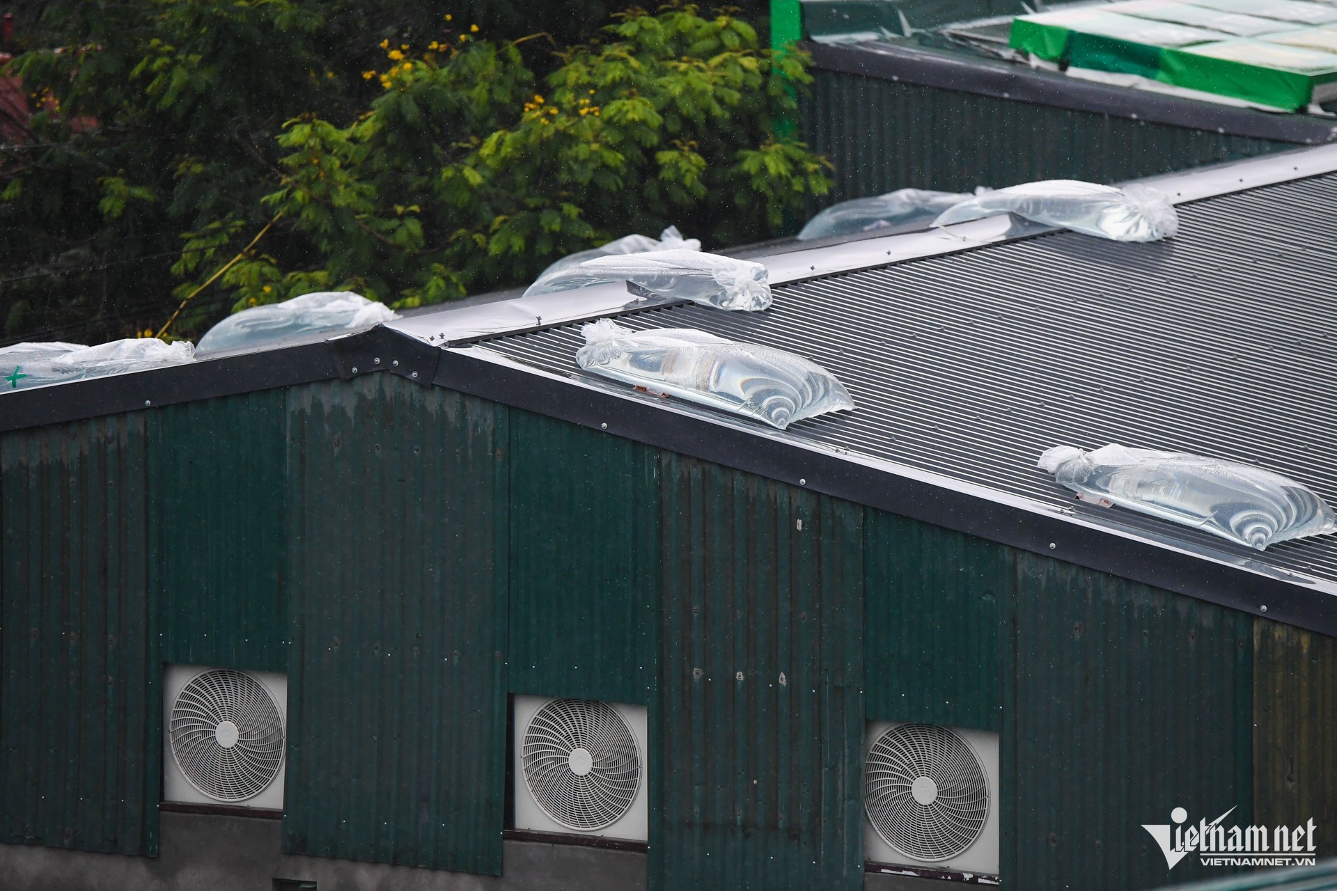 Ông chủ nhà hàng chi 54 triệu đồng/ngày thuê container chắn cửa, chống bão số 3 Wipha - 9